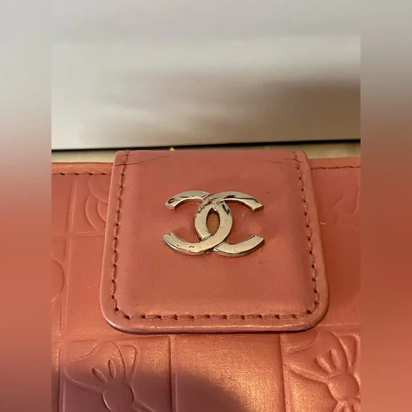 Chanel embossed leather wallet - Picture 3 of 9